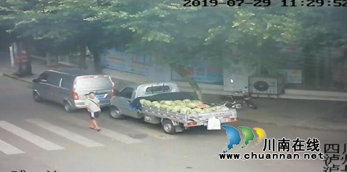 泸县：司机卖西瓜故意挡车牌&nbsp;罚200元扣12分(图1)