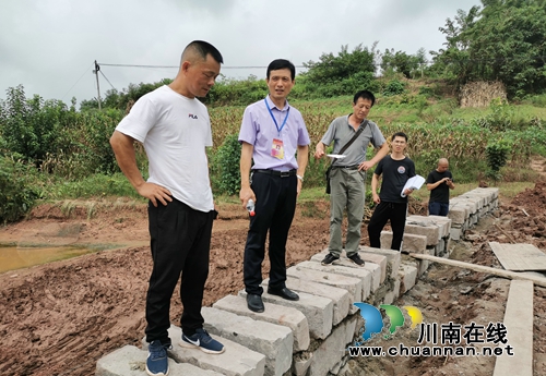 泸县潮河镇开展地灾点、矿山企业及在建农业项目安全检查(图1)