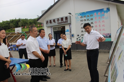 肖刚率队到泸县玉蟾街道调研脱贫攻坚和生态环保工作(图1) 肖刚率队到泸县玉蟾街道调研脱贫攻坚和生态环保工作(图1)