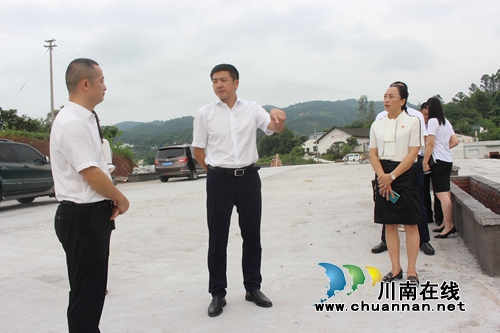 肖刚率队到泸县玉蟾街道调研脱贫攻坚和生态环保工作(图3) 肖刚率队到泸县玉蟾街道调研脱贫攻坚和生态环保工作(图3)