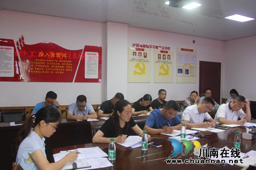 泸县海潮镇召开脱贫攻坚专题研讨工作会(图1)