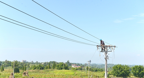 保障用电惹人羡&nbsp;光亮背后行路难(图2)