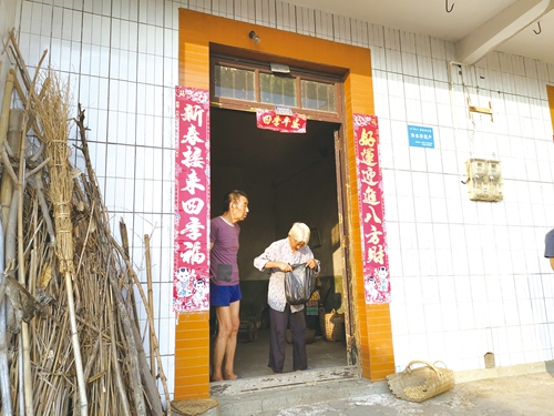 泸州七旬老母为爱奔百里&nbsp;警民联动相见泪双流(图2)