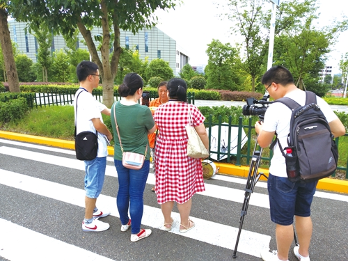 泸州七旬老母为爱奔百里&nbsp;警民联动相见泪双流(图4)