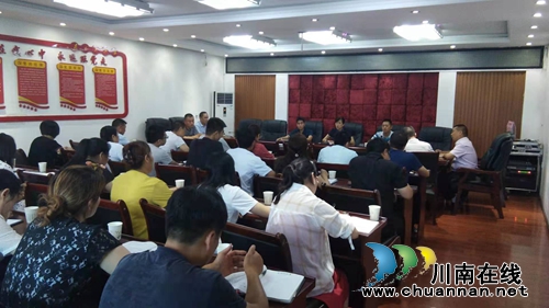 泸县云龙镇召开“两不愁三保障”回头看大排查迎检紧急工作会(图1)