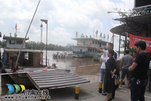 县委书记、县长肖刚到海潮镇指导防汛救灾工作(图1) 县委书记、县长肖刚到海潮镇指导防汛救灾工作(图1)