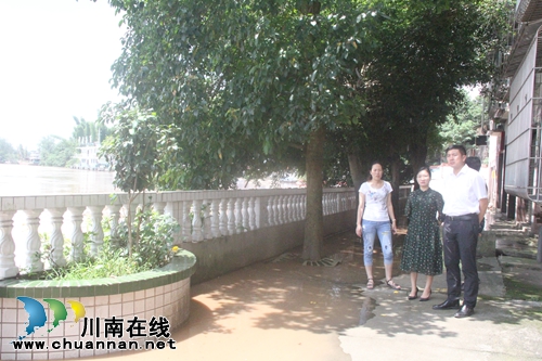 县委书记、县长肖刚到海潮镇指导防汛救灾工作(图2) 县委书记、县长肖刚到海潮镇指导防汛救灾工作(图2)