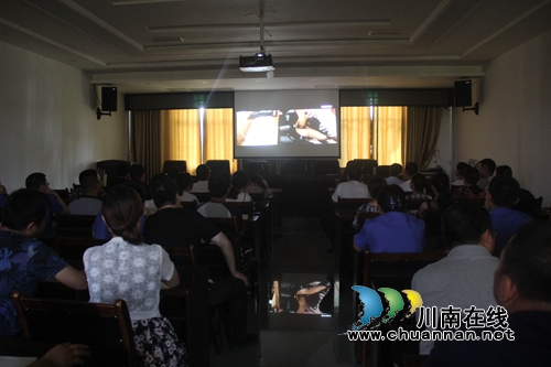 泸县综合行政执法局组织观看廉政警示教育片《迷途人生》(图1) 泸县综合行政执法局组织观看廉政警示教育片《迷途人生》(图1)