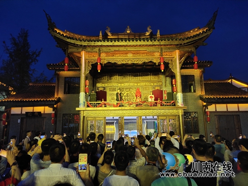 青春浪漫VS经典爱情！七夕节伞里古街揭红盖头(图1)