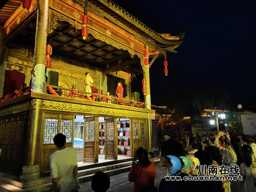 青春浪漫VS经典爱情！七夕节伞里古街揭红盖头(图2)