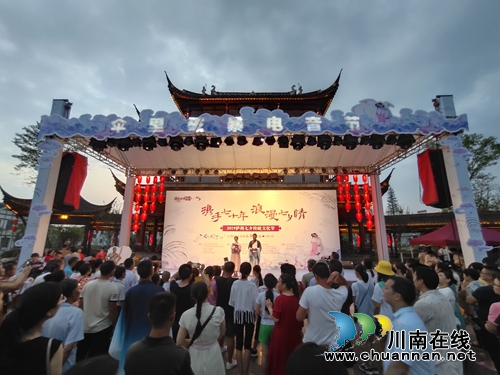 青春浪漫VS经典爱情！七夕节伞里古街揭红盖头(图3)