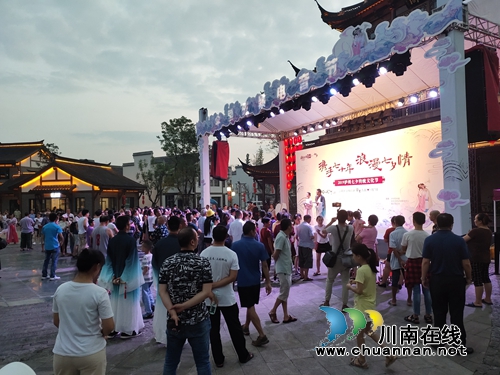 青春浪漫VS经典爱情！七夕节伞里古街揭红盖头(图4)