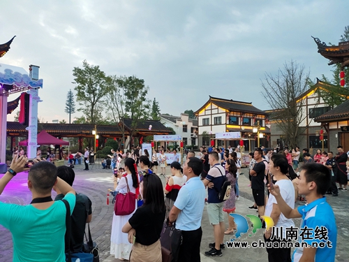 青春浪漫VS经典爱情！七夕节伞里古街揭红盖头(图5)