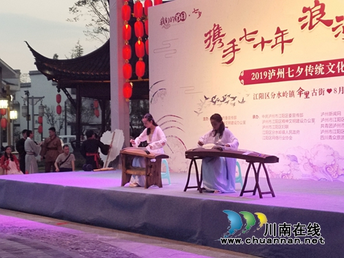 青春浪漫VS经典爱情！七夕节伞里古街揭红盖头(图7)