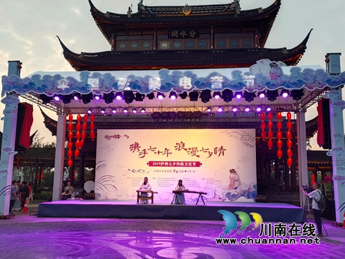 青春浪漫VS经典爱情！七夕节伞里古街揭红盖头(图6)