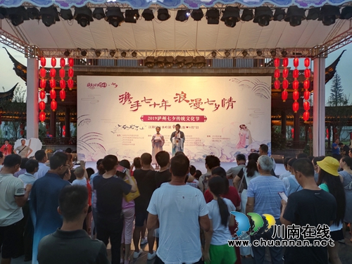 青春浪漫VS经典爱情！七夕节伞里古街揭红盖头(图8)