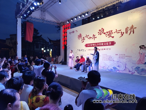 青春浪漫VS经典爱情！七夕节伞里古街揭红盖头(图10)