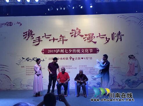 青春浪漫VS经典爱情！七夕节伞里古街揭红盖头(图11)