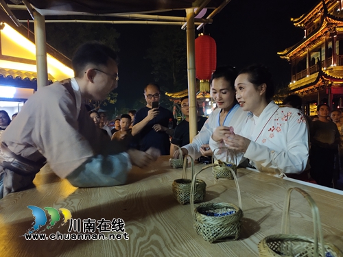 青春浪漫VS经典爱情！七夕节伞里古街揭红盖头(图14)