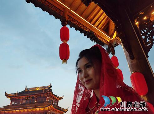 青春浪漫VS经典爱情！七夕节伞里古街揭红盖头(图13)