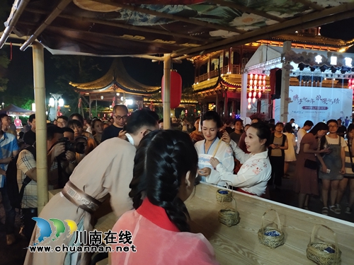 青春浪漫VS经典爱情！七夕节伞里古街揭红盖头(图16)