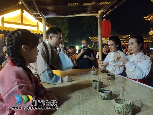 青春浪漫VS经典爱情！七夕节伞里古街揭红盖头(图15)