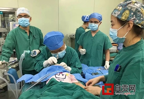 自贡：小孩啃玉米被捏脸&nbsp;造成异物卡在支气管(图1)