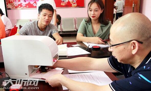 泸州：七夕节新人扎堆结婚&nbsp;部门调整工作时间(图2)