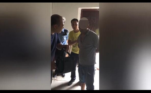 自贡：男子致人死亡&nbsp;被抓时藏床下想蒙混过关(图1)