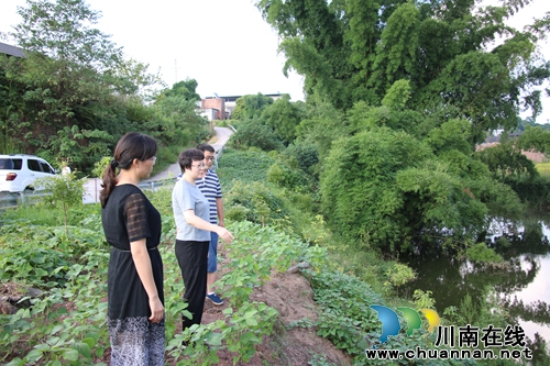 县委常委、宣传部部长陈佳到潮河镇督导脱贫攻坚、河长制等工作(图1)