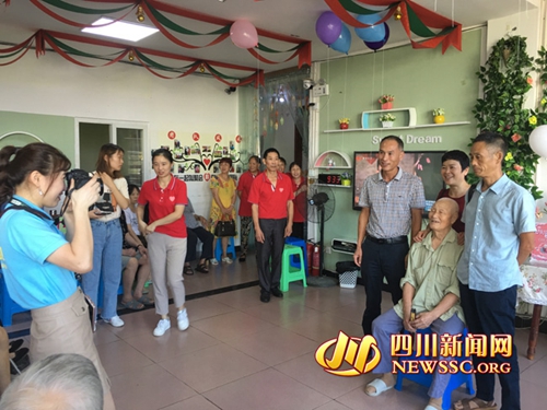 秀恩爱！&nbsp;自贡92岁老人七夕向95岁老伴送玫瑰(图2)