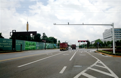 内江：左转车道直行被罚&nbsp;司机喊冤“要撞墙”(图2)