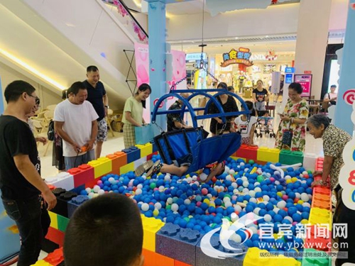 宜宾现真人版抓娃娃机&nbsp;小朋友吊空中抓取零食(图1)