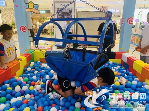 宜宾现真人版抓娃娃机&nbsp;小朋友吊空中抓取零食(图2)