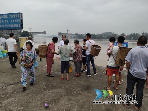 泸县海潮镇卫生院组织开展洪峰后的疫情预防工作(图1)