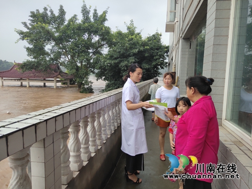 泸县海潮镇卫生院组织开展洪峰后的疫情预防工作(图2)