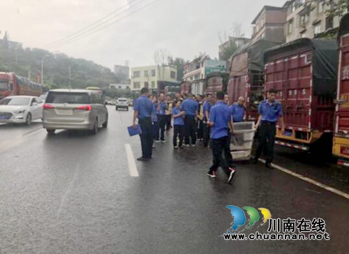 古蔺：城管冒雨行动&nbsp;&nbsp;整治占道经营(图1)