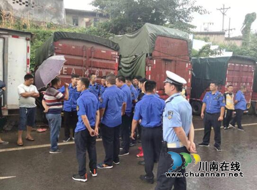 古蔺：城管冒雨行动&nbsp;&nbsp;整治占道经营(图2)