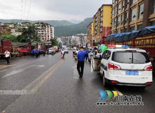 古蔺：城管冒雨行动&nbsp;&nbsp;整治占道经营(图3)