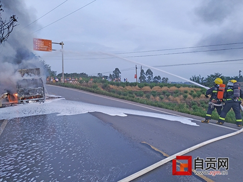 自贡一辆装载300多斤柴油的货车起火爆炸(图2)