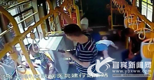 宜宾:女乘客晕倒车上 公交车变救护车开进医院(图1) 宜宾:女乘客晕倒车上 公交车变救护车开进医院(图1)
