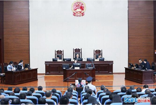 泸州江阳区：旁听庭审增强党员干部“免疫力”(图1)