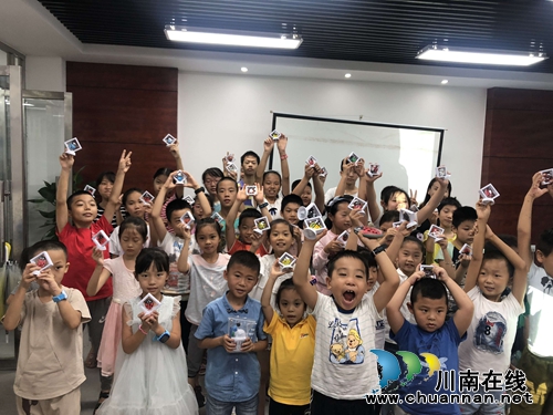 江阳区华阳街道华宜社区开展“童心童梦·绘就小小石头画”主题活动(图1)