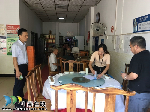 泸县潮河镇开展餐厨剩余物规范处置检查和宣传活动(图1)