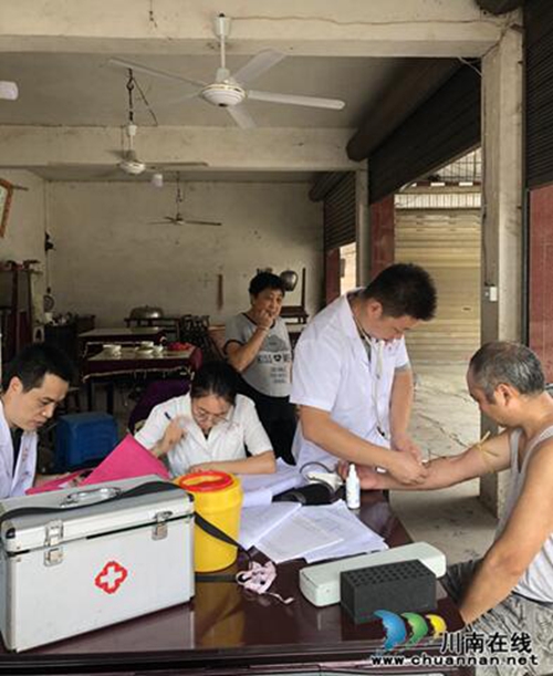 泸县海潮镇卫生院开展行动不便贫困人口入户体检工作(图1)