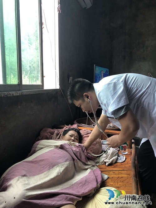 泸县海潮镇卫生院开展行动不便贫困人口入户体检工作(图2)