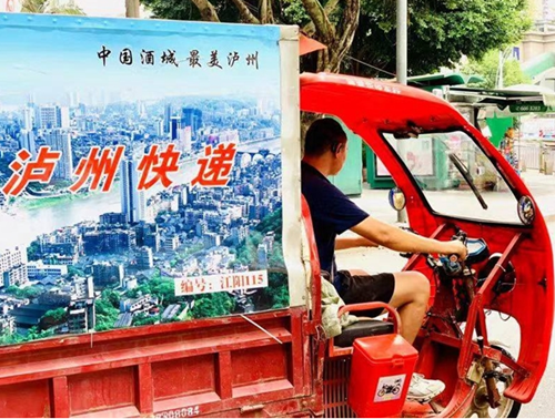 高温天气下&nbsp;泸州"追"太阳的人和城市"汗"卫者(图1)