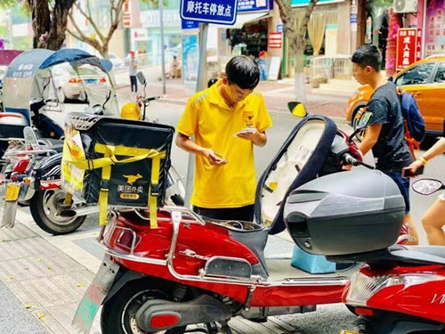 高温天气下&nbsp;泸州"追"太阳的人和城市"汗"卫者(图2)