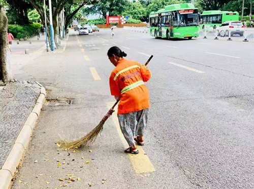 高温天气下&nbsp;泸州"追"太阳的人和城市"汗"卫者(图3)