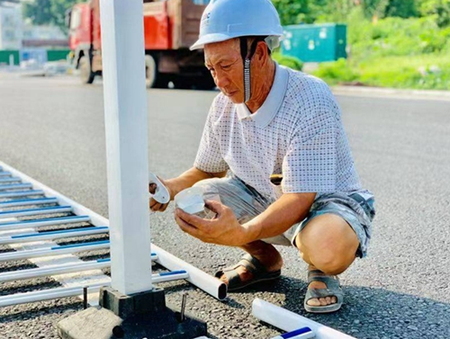 高温天气下&nbsp;泸州"追"太阳的人和城市"汗"卫者(图4)